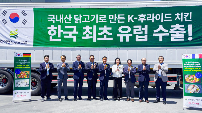 ▲(왼쪽부터) 조철유 하이랜드푸드 전무, 이상호 하이랜드푸드 전무, 남동배 하이랜드이노베이션 대표, 최상웅 BBQ 전무, 주선태 부산지방식품의약품안전청장, 윤영미 하이랜드푸드그룹 회장, 송태복 농림축산검역본부 영남지역본부장, 윤병일 하이랜드이노베이션 사장, 서용욱 하이랜드이노베이션 사장 (사진제공=한국중견기업연합회)