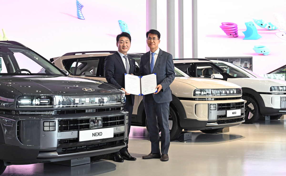 ▲22일(화) 현대 모터스튜디오 고양에서 김동욱 현대차그룹 부사장(사진 오른쪽), 이호현 산업통상자원부 제2차관 (사진 왼쪽)이 현대차 디 올 뉴 넥쏘를 배경으로 기념 촬영을 하고 있다. (사진=현대차)