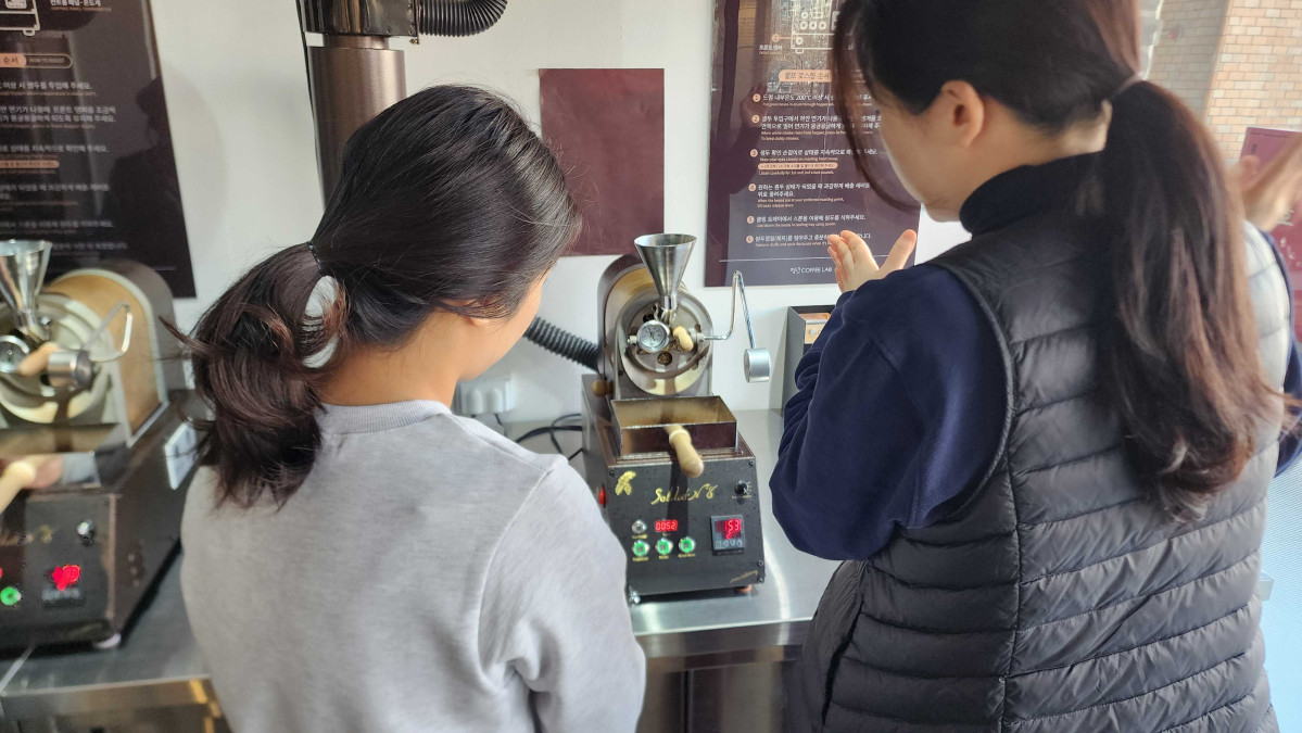 ▲청년커피랩 1기 로스팅 교육이 진행되고 있다. (사진제공=신세계센트럴)