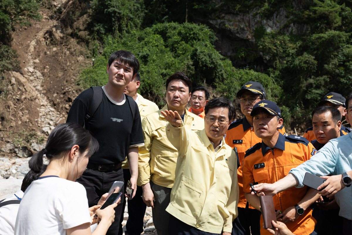 ▲김동연 경기도지사가 22일 가평군 실종자 수색 현장에서 구조대원들과 현장 상황을 점검하고 있다. (경기도)