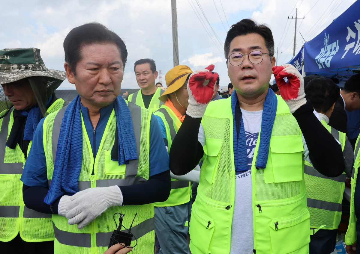 ▲정청래·박찬대 더불어민주당 당대표 후보가 21일 충남 예산군 신암면 조곡리 수해 현장을 둘러보고 있다. (연합뉴스)