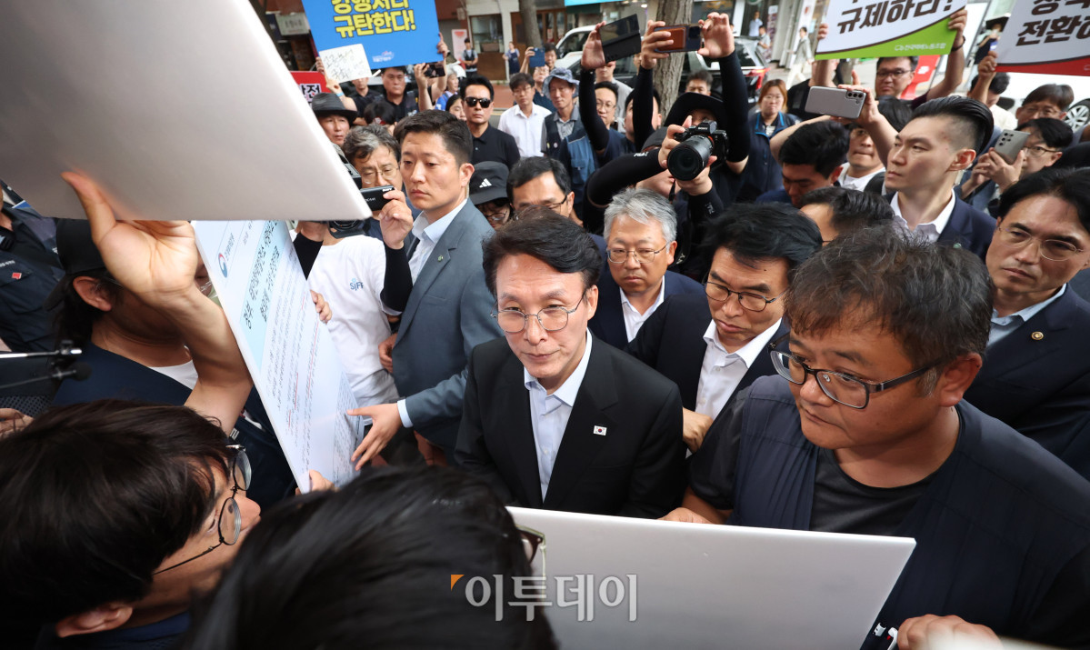 ▲민주노총 간담회에 참석하는 김민석 국무총리가 22일 서울 중구 전국민주노동조합총연맹 앞에서 노조원들의 요구사항을 듣고 있다. 청사사진기자단