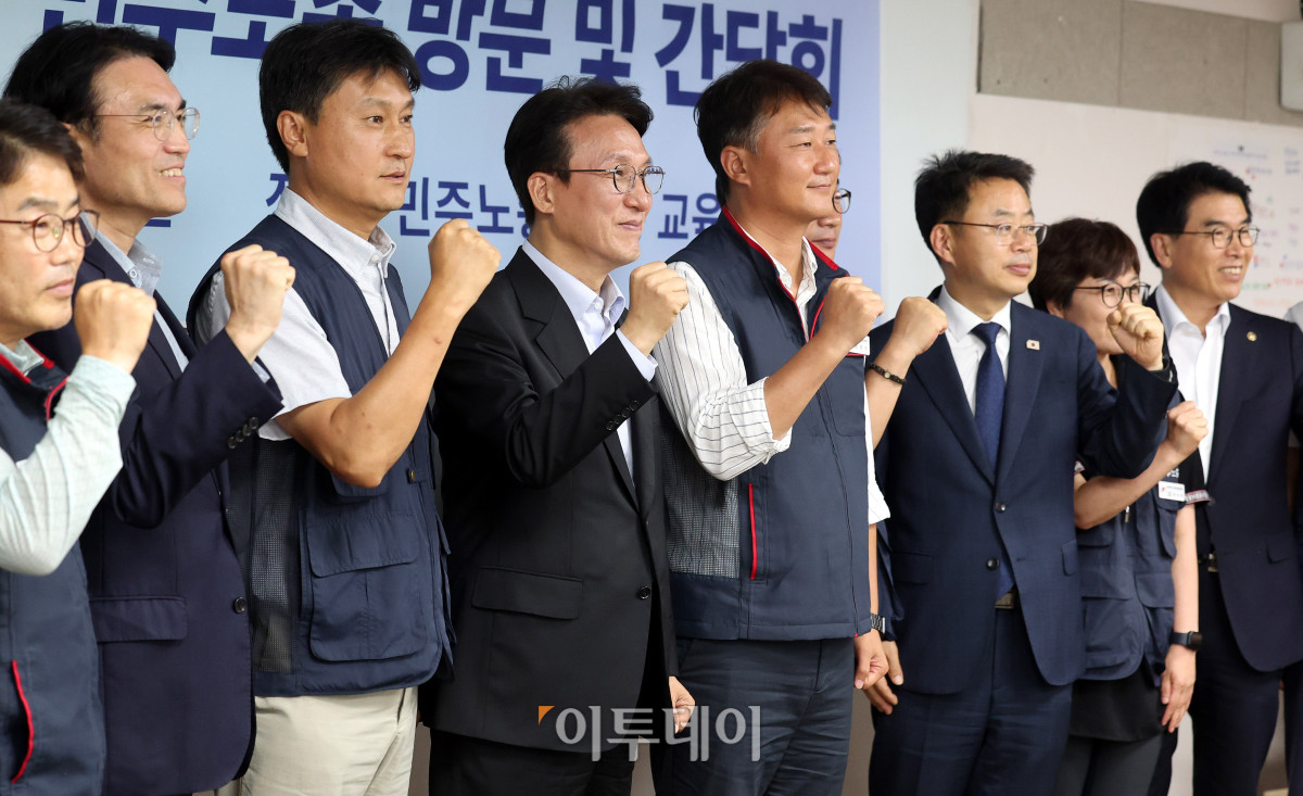 ▲김민석 국무총리가 22일 서울 중구 전국민주노동조합총연맹에서 양경수 민주노총 위원장 등 참석자와 기념촬영을 하고 있다. 청사사진기자단