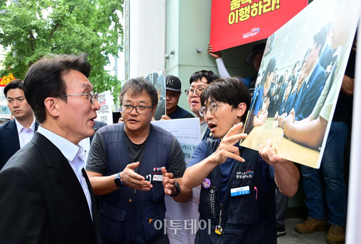 ▲민주노총 간담회에 참석하는 김민석 국무총리가 22일 서울 중구 전국민주노동조합총연맹 앞에서 노조원들의 요구사항을 듣고 있다. 청사사진기자단
