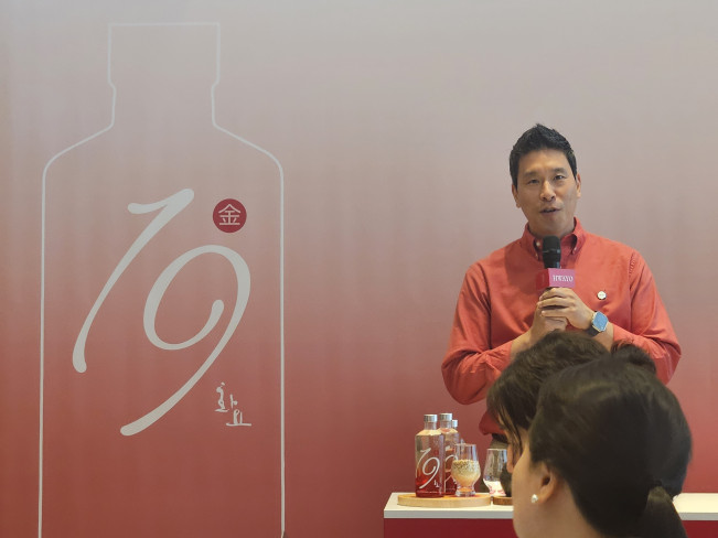 ▲화요19金 마스터 블렌더인 박준성 생산본부장이 22일 시음 행사에서 설명을 하고 있다. (사진=정영인 기자 oin@)