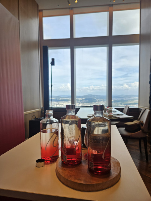 ▲화요19金 시음 행사 테이블에 놓여진 화요19金 제품들 (사진=정영인 기자 oin@)