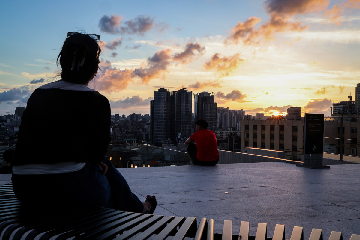 ▲연일 폭염과 열대야가 이어지고 있는 가운데 절기상 가장 덥다는 대서를 하루 앞둔 21일 저녁 시민들이 서울 시내 한 카페 옥상에서 휴식하고 있다. (연합뉴스)
