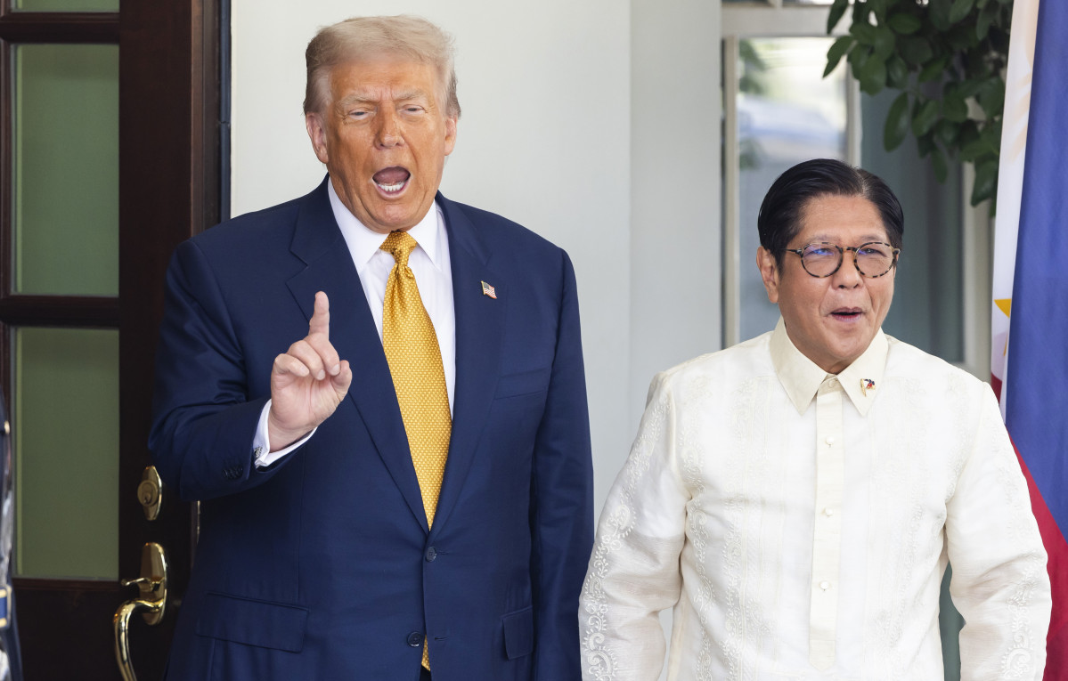 ▲도널드 트럼프 미국 대통령이 페르디난드 마르코스(오른쪽) 필리핀 대통령과 정상회담을 마치고 기념 촬영에 나서고 있다.  (워싱턴/EPA연합뉴스)