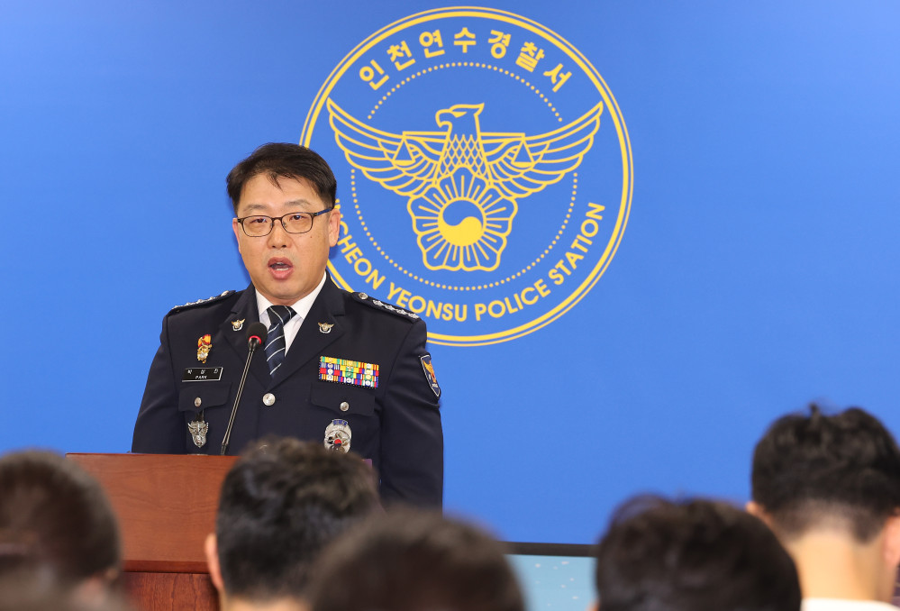 ▲ 박상진 인천연수경찰서장이 21일 인천 연수구 연수경찰서에서 송도국제도시 아파트 사제총기 아들 살해 사건과 관련 브리핑을 하고 있다. (연합뉴스)