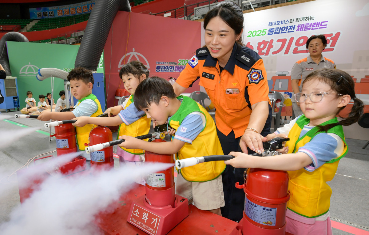 ▲현대모비스는 한국교육시설안전원, 한국도로교통공단, 한국어린이안전재단과 함께 「어린이 종합안전 캠페인」 공동 운영을 위한 업무협약(MOU)을 체결했다. 지난달 열린 ’종합안전 체험랜드’에 참여한 어린이들이 소화기 사용법 교육을 받고 있는 모습. (사진=현대모비스)