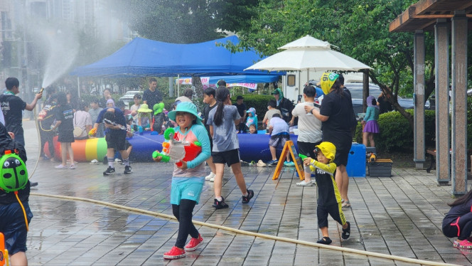 ▲서울 송파구 마천 청소년센터에서 청소년들이 물놀이를 즐기는 모습.   (사진제공=송파구)