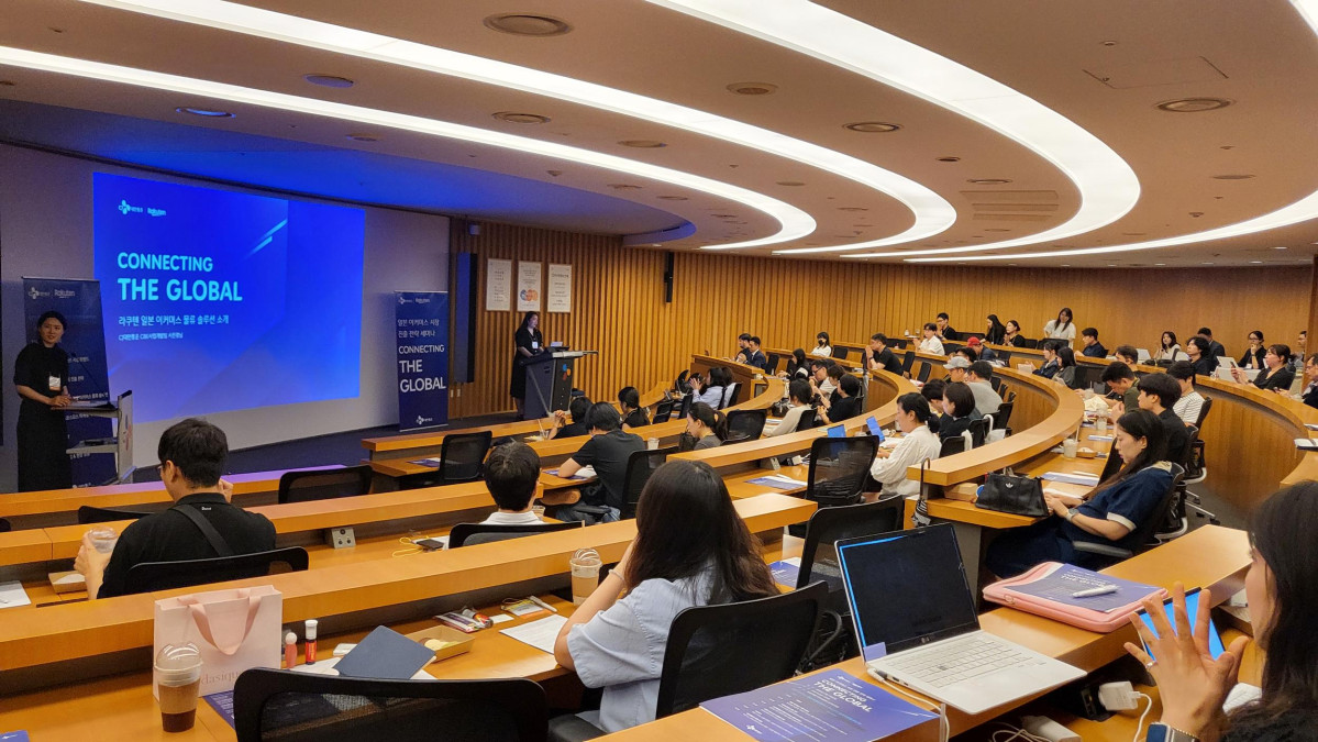 ▲CJ대한통운 서진경 CBE(Cross Border Ecommerce) 영업팀장이 국내 뷰티, 건강기능식품 셀러들을 대상으로 일본 이커머스 시장 진출 시 필요한 물류 서비스와 통합물류관리시스템을 소개하고 있다. (사진=CJ대한통운)