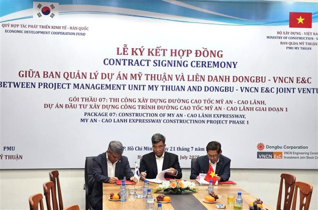 ▲(사진 왼쪽부터) 조홍빈 동부건설 토목사업본부장, Tran Van Thi 베트남 미투안 사업관리단장, Nguyen Tri Dung 베트남 VNCN E&C 사장이 '미안~까오랑 도로 건설사업' 계약 체결을 하고 있다. (사진제공=동부건설)