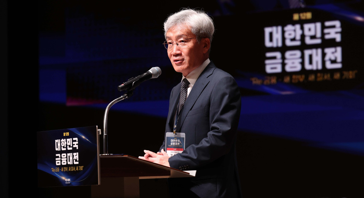 ▲23일 서울 중구 대한상공회의소에서 열린 ‘제12회 대한민국 금융대전’에서 전 금융위원장인 고승범 대회위원장이 환영사를 하고 있다. 이투데이가 ‘Re:금융 – 새정부, 새질서, 새기회’를 주제로 마련한 이번 행사는 디지털 전환, ESG 확산, 자산시장의 구조적 변화라는 큰 흐름 속에서 새 정부의 금융정책 방향을 공유하고, 이에 대한 금융회사들의 대응 전략을 다각도로 분석하는 자리다. 신태현 기자 holjjak@