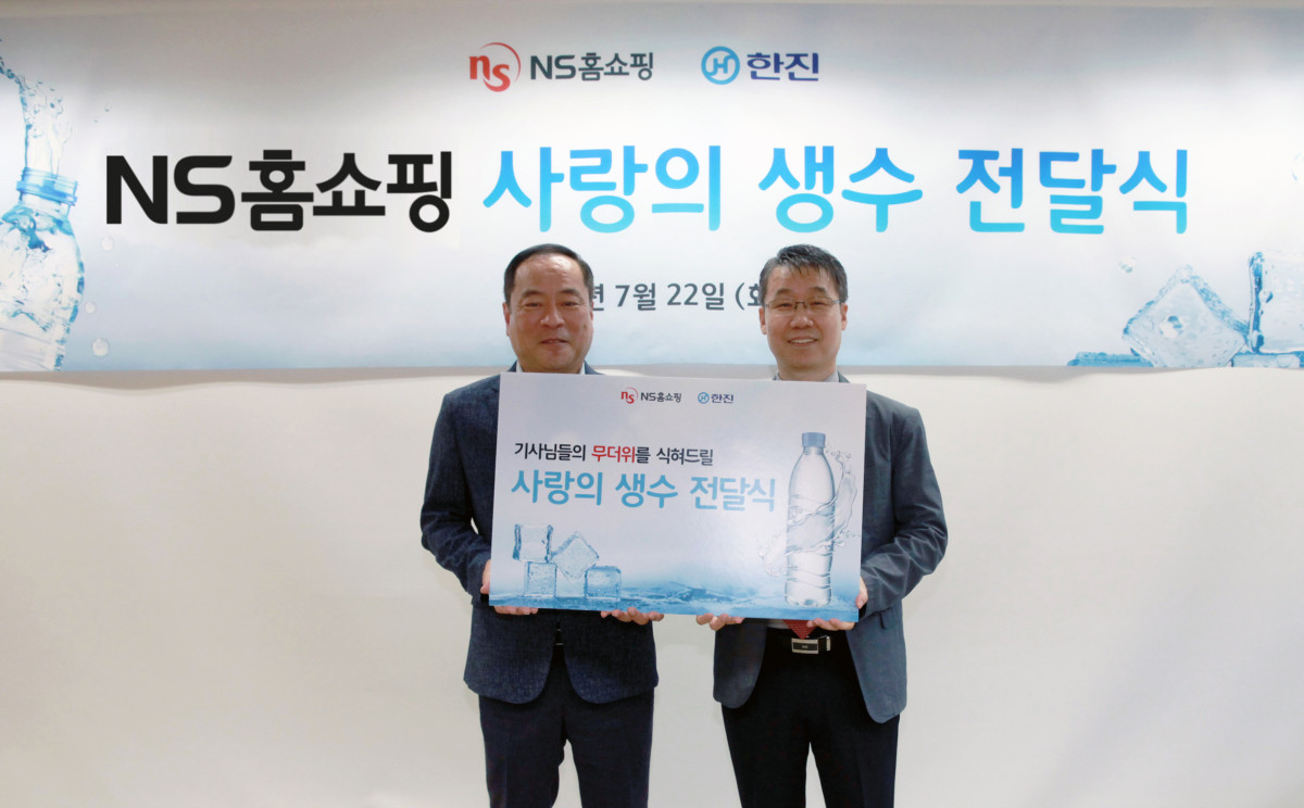 ▲NS홈쇼핑이 택배기사들을 위한 ‘사랑의 생수 전달식’을 22일 진행했다. 사진 왼쪽부터 강영철 한진택배 택배영업부문장 상무, 유대희 NS홈쇼핑 고객지원본부장이 기념촬영을 하고 있다. (사진제공=NS홈쇼핑)