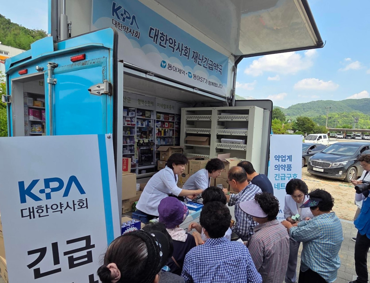 ▲집중호우 피해 지역을 찾은 봉사약국 트럭의 현장 모습 (동아제약)