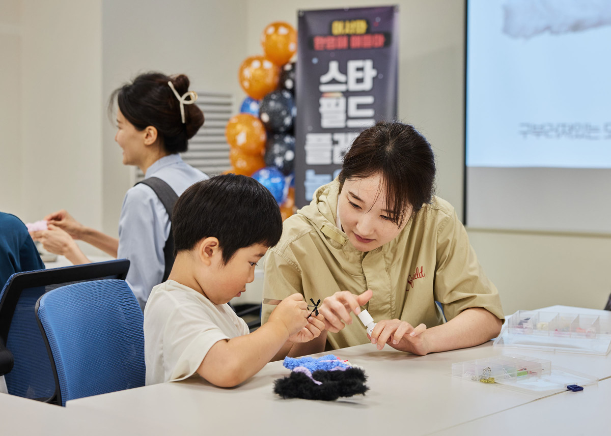 ▲22일 스타필드 안성에서 진행된 ‘2025 스타필드 플레이’에서 지역 아이들과 별꿈서포터즈들이 클래스콕 활동을 체험하고 있다. (사진제공=신세계프라퍼티)