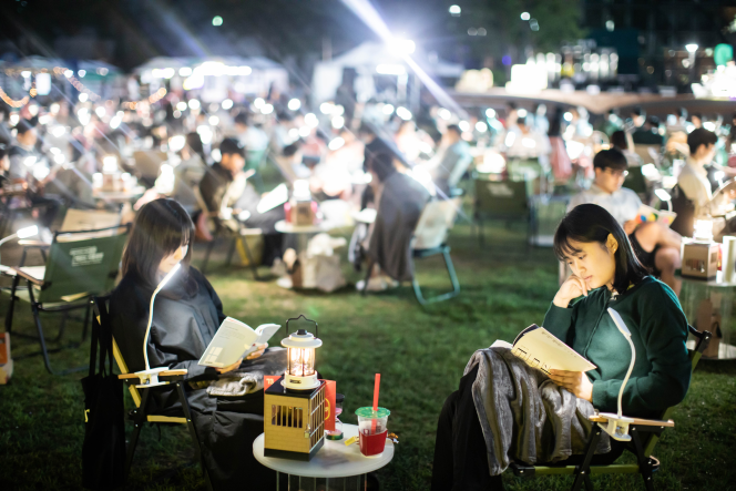 ▲서울야외밤도서관 행사를 즐기고 있는 시민 모습. (사진제공=서울시)