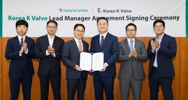 ▲정영균(왼쪽 세 번째) 하나증권 IB그룹 부사장과 안성민(왼쪽 네 번째) 한국케이밸브 대표, 이율환(오른쪽 첫 번째) 수성에셋인베스트먼트 이사, 하나증권 임직원들이 상장 대표주관 계약을 체결하고 기념촬영을 하고 있다. (제공=하나증권)