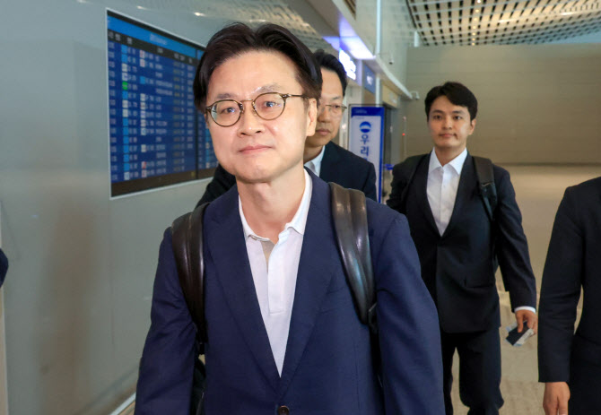 ▲김정관 산업통상자원부 장관이 대미 통상 협상과 관련, 23일 인천국제공항을 통해 미국 워싱턴으로 출국하고 있다.  (산업통상자원부)