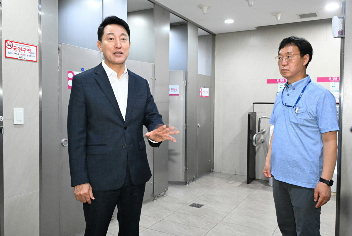 ▲오세훈 서울시장이 23일 잠실역을 찾아 역사 내 공중화장실을 점검하고 있다. (사진제공=서울시)