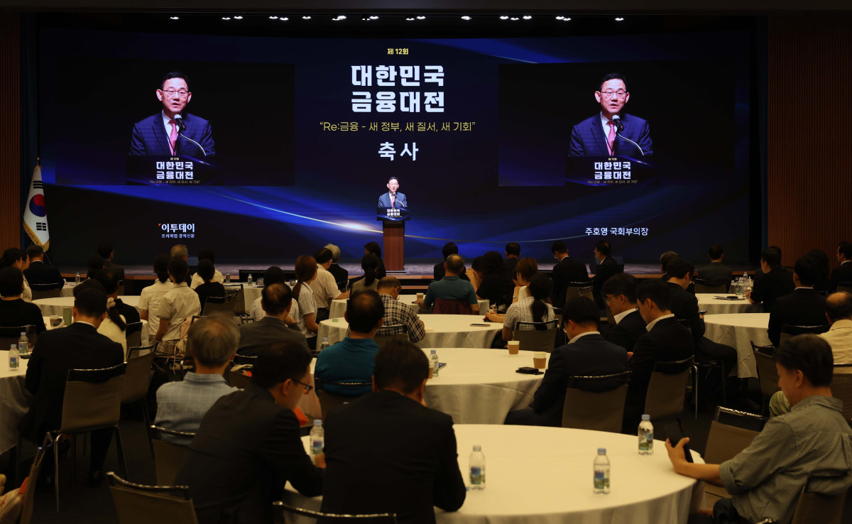 ▲주호영 국회부의장이 23일 서울 중구 대한상공회의소에서 열린 ‘제12회 대한민국 금융대전’에서 축사를 하고 있다. 이투데이가 ‘Re:금융 – 새정부, 새질서, 새기회’를 주제로 마련한 이번 행사는 디지털 전환, ESG 확산, 자산시장의 구조적 변화라는 큰 흐름 속에서 새 정부의 금융정책 방향을 공유하고, 이에 대한 금융회사들의 대응 전략을 다각도로 분석하는 자리다. 신태현 기자 holjjak@