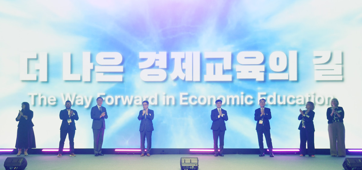 ▲임기근 기획재정부 차관이 7월 23일 오전 서울 서초구 JW 메리어트 호텔에서 열린 '2025년 경제교육 국제 컨퍼런스'에 참석해 메시지 퍼포먼스를 하고 있다. (기획재정부)