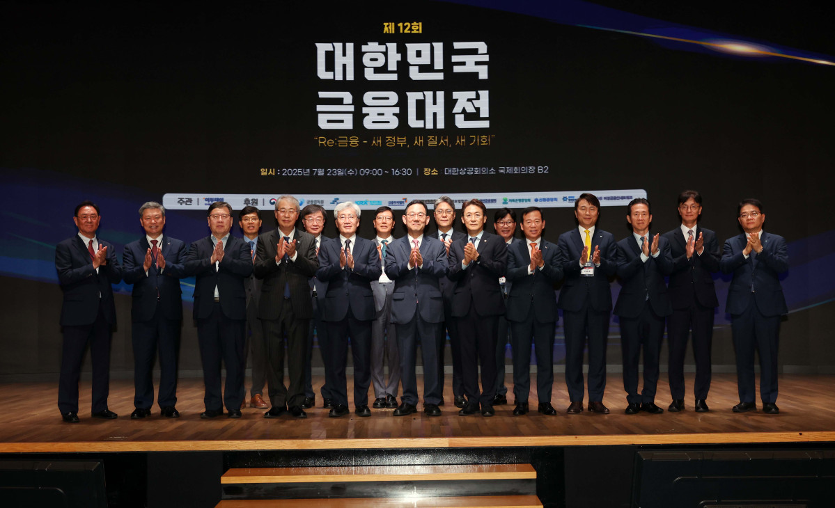 ▲23일 서울 중구 대한상공회의소에서 열린 ‘제12회 대한민국 금융대전’에서 내빈들이 기념촬영을 하고 있다. 사진 왼쪽부터 이종재 이투데이그룹 부회장, 허창언 보험개발원장, 오정근 자유시장연구원장, 안철경 보험연구원장, 임종룡 우리금융지주 회장, 이재연 서민금융진흥원장, 고승범 대회위원장(전 금융위원장), 홍재문 온라인투자연계금융협회장, 주호영 국회부의장, 김광옥 카카오뱅크 부대표, 권대영 금융위원회 부위원장, 김학필 IBK 기업은행 부행장, 서유석 금융투자협회 회장, 구본욱 KB손해보험 대표, 이동훈 한국수출입은행 부행장, 이선훈 신한금융투자 사장, 양동원 하나저축은행 대표.이투데이가 ‘Re:금융 – 새정부, 새질서, 새기회’를 주제로 마련한 이번 행사는 디지털 전환, ESG 확산, 자산시장의 구조적 변화라는 큰 흐름 속에서 새 정부의 금융정책 방향을 공유하고, 이에 대한 금융회사들의 대응 전략을 다각도로 분석하는 자리다. 신태현 기자 holjjak@ 