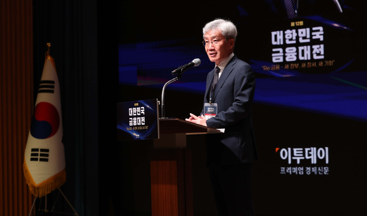▲23일 서울 중구 대한상공회의소에서 열린 ‘제12회 대한민국 금융대전’에서 전 금융위원장인 고승범 대회위원장이 환영사를 하고 있다. 이투데이가 ‘Re:금융 – 새정부, 새질서, 새기회’를 주제로 마련한 이번 행사는 디지털 전환, ESG 확산, 자산시장의 구조적 변화라는 큰 흐름 속에서 새 정부의 금융정책 방향을 공유하고, 이에 대한 금융회사들의 대응 전략을 다각도로 분석하는 자리다. 신태현 기자 holjjak@