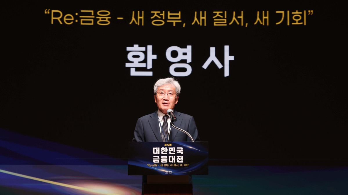 ▲23일 서울 중구 대한상공회의소에서 열린 ‘제12회 대한민국 금융대전’에서 전 금융위원장인 고승범 대회위원장이 환영사를 하고 있다. 이투데이가 ‘Re:금융 – 새정부, 새질서, 새기회’를 주제로 마련한 이번 행사는 디지털 전환, ESG 확산, 자산시장의 구조적 변화라는 큰 흐름 속에서 새 정부의 금융정책 방향을 공유하고, 이에 대한 금융회사들의 대응 전략을 다각도로 분석하는 자리다. 신태현 기자 holjjak@