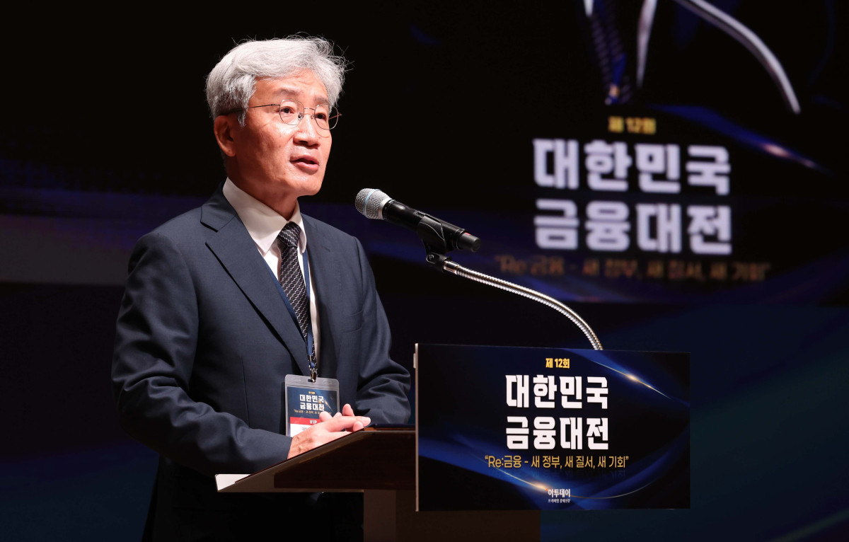 ▲23일 서울 중구 대한상공회의소에서 열린 ‘제12회 대한민국 금융대전’에서 전 금융위원장인 고승범 대회위원장이 환영사를 하고 있다. 이투데이가 ‘Re:금융 – 새정부, 새질서, 새기회’를 주제로 마련한 이번 행사는 디지털 전환, ESG 확산, 자산시장의 구조적 변화라는 큰 흐름 속에서 새 정부의 금융정책 방향을 공유하고, 이에 대한 금융회사들의 대응 전략을 다각도로 분석하는 자리다. 신태현 기자 holjjak@