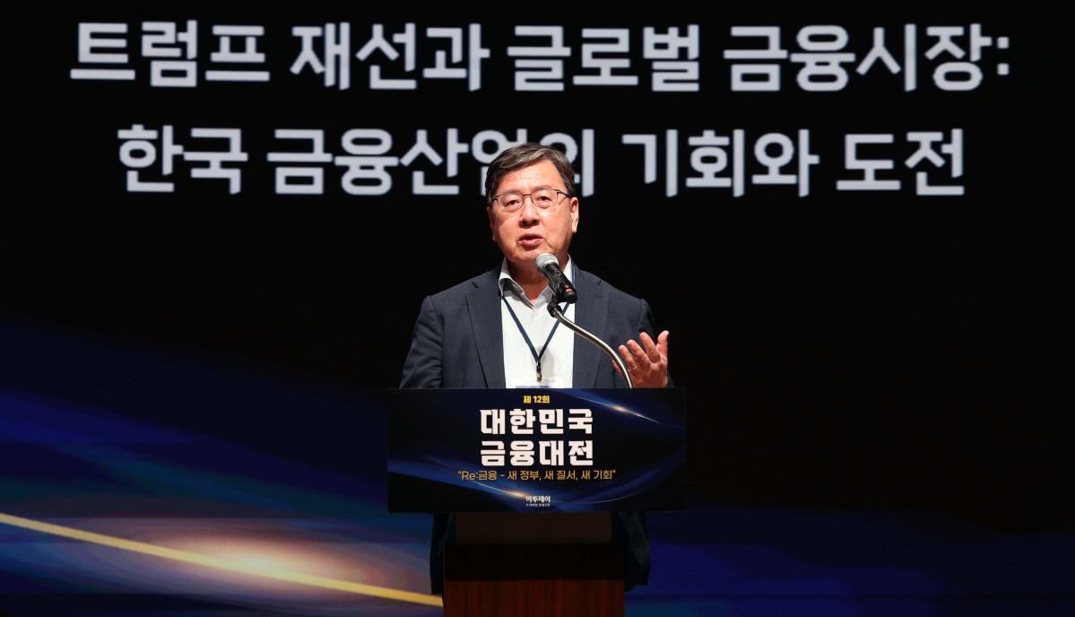 ▲오정근 자유시장연구원장이 23일 서울 중구 대한상공회의소에서 열린 ‘제12회 대한민국 금융대전’에서 ‘트럼프 재선과 글로벌 금융시장: 한국 금융산업의 기회와 도전’을 주제로 기조연설을 하고 있다. 이투데이가 ‘Re:금융 – 새정부, 새질서, 새기회’를 주제로 마련한 이번 행사는 디지털 전환, ESG 확산, 자산시장의 구조적 변화라는 큰 흐름 속에서 새 정부의 금융정책 방향을 공유하고, 이에 대한 금융회사들의 대응 전략을 다각도로 분석하는 자리다. 신태현 기자 holjjak@