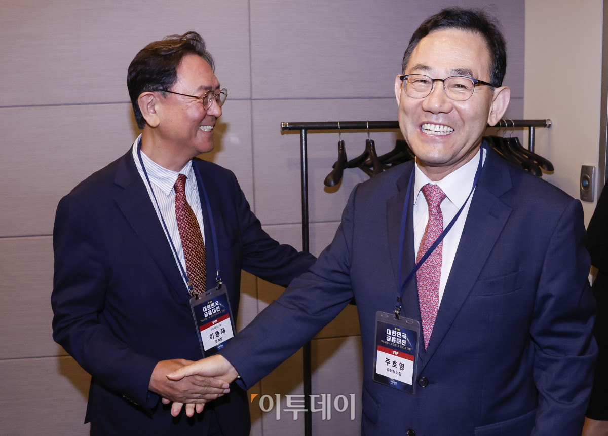 ▲주호영(오른쪽) 국회부의장과 이종재 이투데이그룹 부회장이 23일 서울 중구 대한상공회의소에서 열린 ‘제12회 대한민국 금융대전’에서 인사를 하고 있다. 이투데이가 ‘Re:금융 – 새정부, 새질서, 새기회’를 주제로 마련한 이번 행사는 디지털 전환, ESG 확산, 자산시장의 구조적 변화라는 큰 흐름 속에서 새 정부의 금융정책 방향을 공유하고, 이에 대한 금융회사들의 대응 전략을 다각도로 분석하는 자리다. 조현호 기자 hyunho@