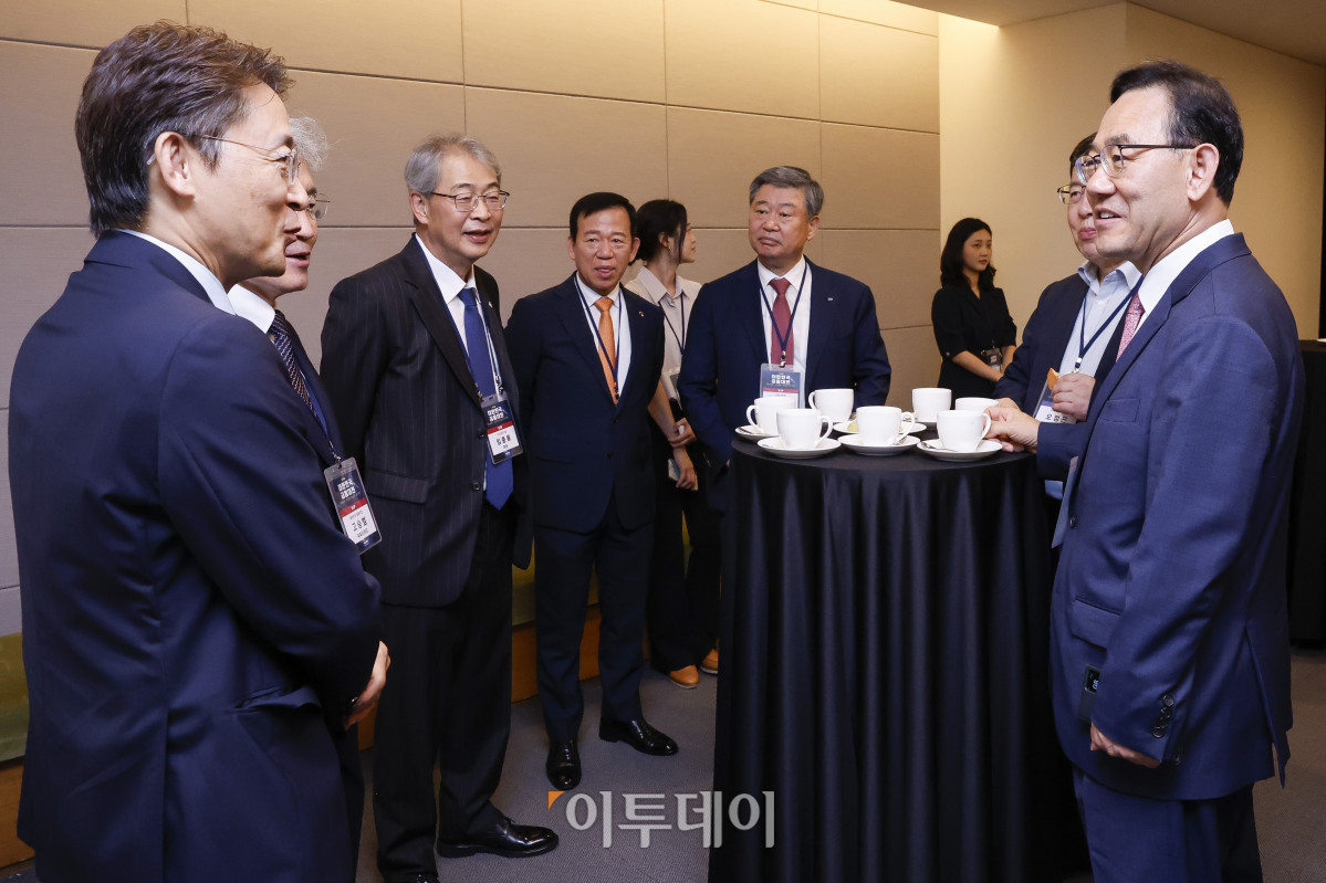 ▲주호영 국회부의장과 고승범 대한민국 금융대전 대회위원장, 권대영 금융위원회 부위원장, 임종룡 우리금융지주 회장 등 참석자들이 23일 서울 중구 대한상공회의소에서 열린 ‘제12회 대한민국 금융대전’에 시작에 앞서 티타임을 갖고 있다. 이투데이가 ‘Re:금융 – 새정부, 새질서, 새기회’를 주제로 마련한 이번 행사는 디지털 전환, ESG 확산, 자산시장의 구조적 변화라는 큰 흐름 속에서 새 정부의 금융정책 방향을 공유하고, 이에 대한 금융회사들의 대응 전략을 다각도로 분석하는 자리다. 조현호 기자 hyunho@