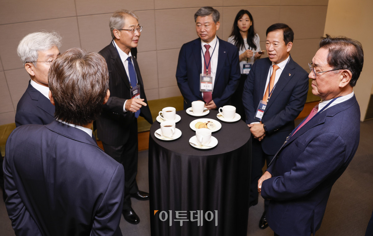 ▲이종재 이투데이그룹 부회장과 고승범 대한민국 금융대전 대회위원장, 권대영 금융위원회 부위원장, 임종룡 우리금융지주 회장 등 참석자들이 23일 서울 중구 대한상공회의소에서 열린 ‘제12회 대한민국 금융대전’에 시작에 앞서 티타임을 갖고 있다. 이투데이가 ‘Re:금융 – 새정부, 새질서, 새기회’를 주제로 마련한 이번 행사는 디지털 전환, ESG 확산, 자산시장의 구조적 변화라는 큰 흐름 속에서 새 정부의 금융정책 방향을 공유하고, 이에 대한 금융회사들의 대응 전략을 다각도로 분석하는 자리다. 조현호 기자 hyunho@