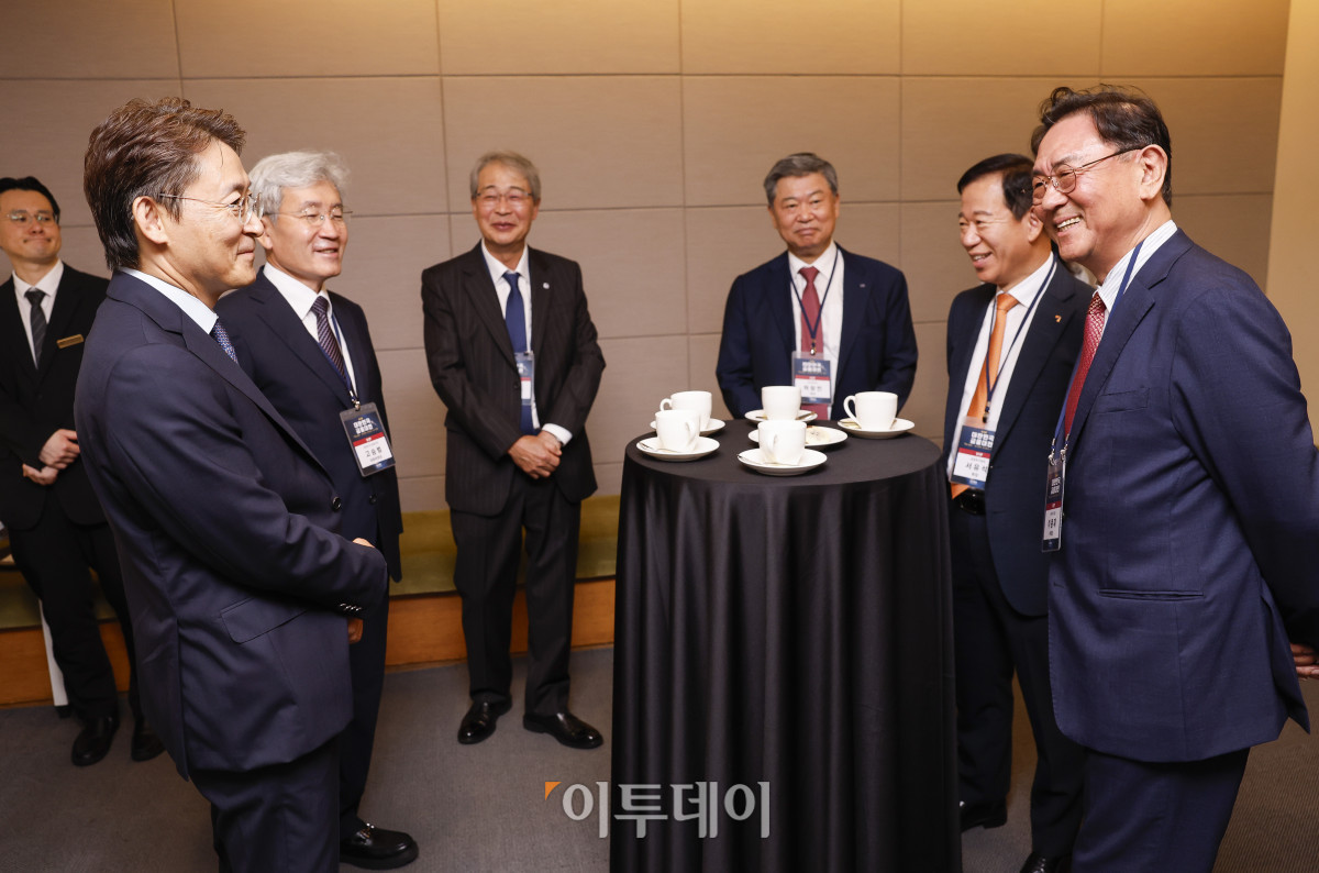 ▲이종재 이투데이그룹 부회장과 고승범 대한민국 금융대전 대회위원장, 권대영 금융위원회 부위원장, 임종룡 우리금융지주 회장 등 참석자들이 23일 서울 중구 대한상공회의소에서 열린 ‘제12회 대한민국 금융대전’에 시작에 앞서 티타임을 갖고 있다. 이투데이가 ‘Re:금융 – 새정부, 새질서, 새기회’를 주제로 마련한 이번 행사는 디지털 전환, ESG 확산, 자산시장의 구조적 변화라는 큰 흐름 속에서 새 정부의 금융정책 방향을 공유하고, 이에 대한 금융회사들의 대응 전략을 다각도로 분석하는 자리다. 조현호 기자 hyunho@