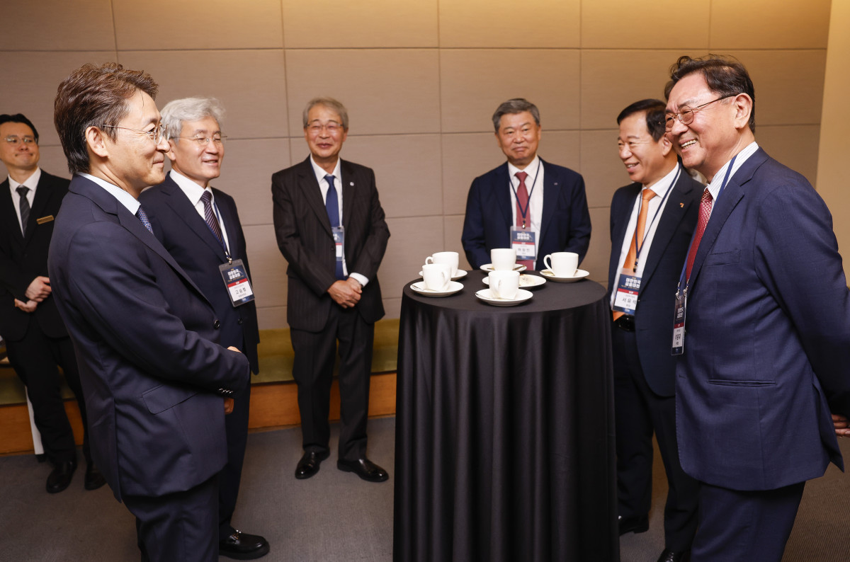 ▲23일 서울 중구 대한상공회의소에서 열린 '제12회 대한민국 금융대전'에 참석한 내빈들이 인사를 나누고 있다. 왼쪽부터 권대영 금융위원회 부위원장, 고승범 대회위원장(전 금융위원장), 임종룡 우리금융그룹 회장, 허창언 보험개발원장, 서유석 금융투자협회장, 이종재 이투데이그룹 부회장. 조현호 기자 hyunho@