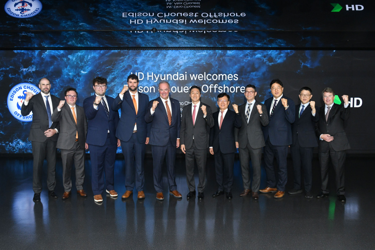 ▲HD현대와 에디슨 슈에스트 오프쇼어(ECO)가 최근 미국 내 컨테이너 운반선 공동 건조를 위한 세부 협력방안 등을 논의한 뒤 기념사진을 촬영하고 있다. 오른쪽 여섯번째부터 정기선 HD현대 수석부회장, 디노 슈에스트(Dino Chouest) 에디슨 슈에스트 오프쇼어 대표. (사진= HD현대)