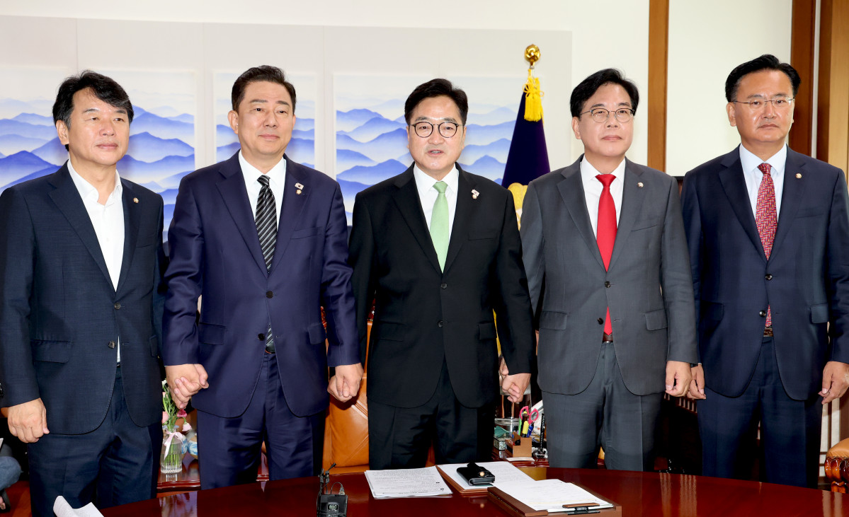 ▲우원식 국회의장(가운데)과 김병기 더불어민주당 당대표 직무대행 겸 원내대표, 송언석 국민의힘 비상대책위원장이 23일 오전 서울 여의도 국회 의장집무실에서 면담을 나누기 전 기념촬영을 하고 있다. 왼쪽부터 문진석 민주당 원내운영수석부대표, 김 당대표 직무대행, 우 국회의장, 송 비대위원장, 유상범 국민의힘 원내운영수석부대표. (공동취재) 2025.07.23. (뉴시스)