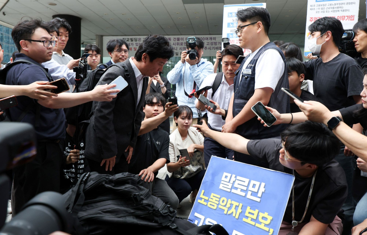 ▲김영훈 고용노동부 장관 후보자가 지난달 24일 서울 중구 서울지방고용노동청에 마련된 인사청문회 준비 사무실로 출근하며 인근에서 집회 중인 금속노조 김정봉 금속노조 서울지부 동부지역 부지회장 등 주얼리 노동조합원들과 만나 의견을 청취하고 있다. (뉴시스)