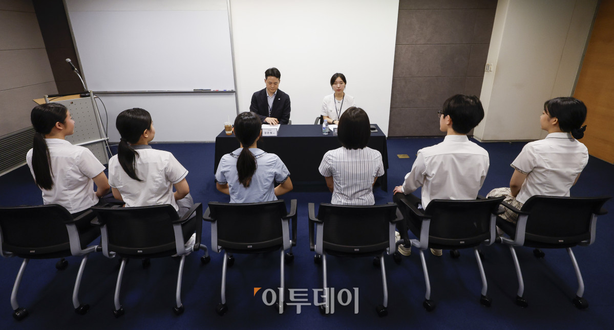 ▲23일 서울 중구 대한상공회의소에서 열린 ‘제12회 대한민국 금융대전’ 금융 Dream 모의면접 캠프에 참여한 학생들이 하나은행·우리은행 인사팀 담당자들의 질문에 답하고 있다. 이투데이가 ‘Re:금융 – 새정부, 새질서, 새기회’를 주제로 마련한 이번 행사는 디지털 전환, ESG 확산, 자산시장의 구조적 변화라는 큰 흐름 속에서 새 정부의 금융정책 방향을 공유하고, 이에 대한 금융회사들의 대응 전략을 다각도로 분석하는 자리다. 조현호 기자 hyunho@