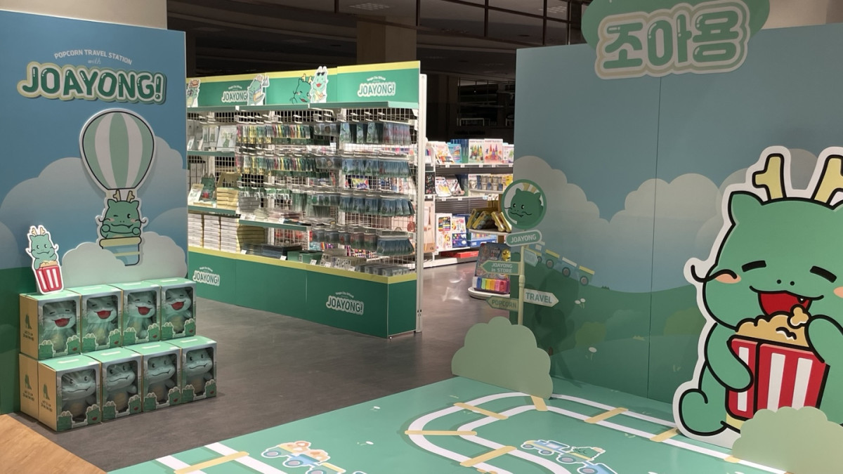 ▲용인특례시가 이마트 매장에서 운영한 조아용 팝업스토어에 밝고 귀여운 테마의 캐릭터 상품들이 진열돼 있다. (용인특례시)