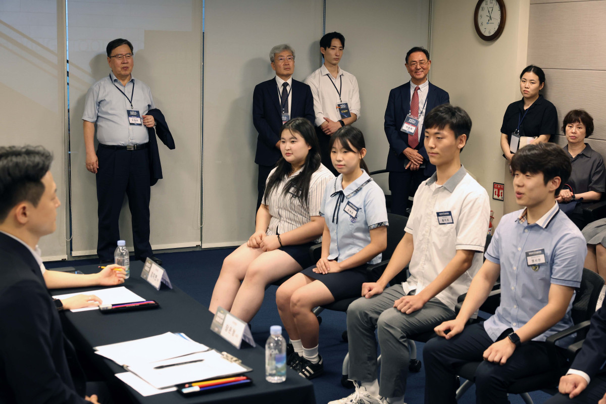 ▲23일 서울 중구 대한상공회의소에서 열린 ‘제12회 대한민국 금융대전’ 부대행사로 열린 ‘2025 금융드림 모의면접 캠프’에서 고승범 대회위원장(전 금융위원장)과 오정근 자유시장연구원장, 이종재 이투데이그룹 부회장이 학생들의 모의면접을 참관하고 있다. 청소년의 금융권 진로 탐색을 돕고, 모의면접 경험을 통해 진로에 대한 이해도와 실전 대응력을 높이기 위해 마련된 이 자리에선 주요 금융사 인사담당자 및 실무자들이 직접 참여하여, 학생들에게 현실적인 조언과 피드백을 제공했다. 신태현 기자 holjjak@