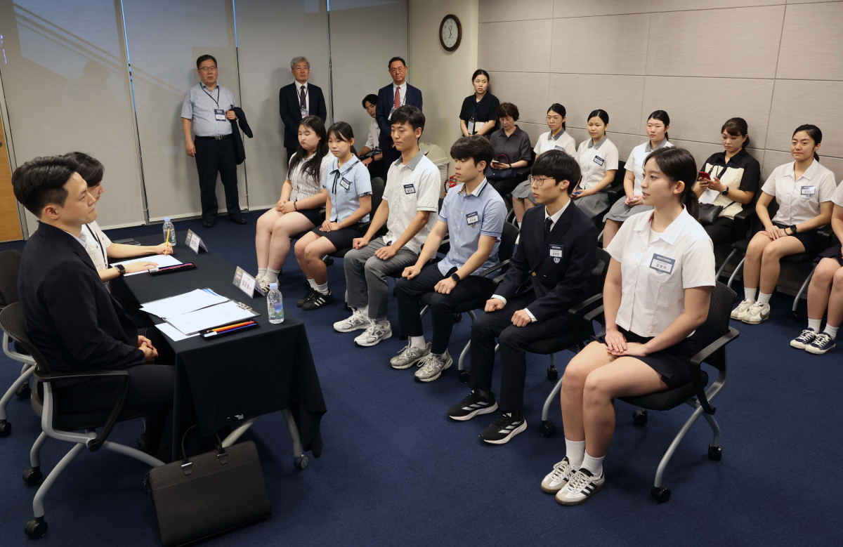 ▲23일 서울 중구 대한상공회의소에서 열린 ‘제12회 대한민국 금융대전’ 부대행사로 열린 ‘2025 금융드림 모의면접 캠프’에서 고승범 대회위원장(전 금융위원장)과 오정근 자유시장연구원장, 이종재 이투데이그룹 부회장이 학생들의 모의면접을 참관하고 있다. 청소년의 금융권 진로 탐색을 돕고, 모의면접 경험을 통해 진로에 대한 이해도와 실전 대응력을 높이기 위해 마련된 이 자리에선 주요 금융사 인사담당자 및 실무자들이 직접 참여하여, 학생들에게 현실적인 조언과 피드백을 제공했다. 신태현 기자 holjjak@