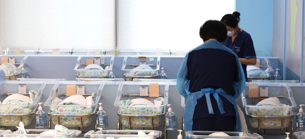 ▲경기도 고양시 CHA의과학대학교 일산차병원 신생아실에서 간호사들이 신생아들을 돌보고 있다. 있다.  (뉴시스)