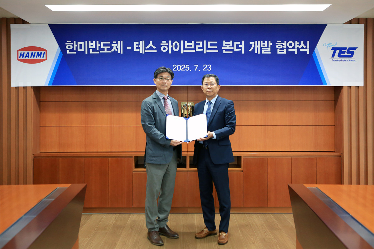 ▲김민현 한미반도체 사장(왼쪽)과 이재호 테스 사장(오른쪽)이 하이브리드 본더 협약을 체결하고 기념사진을 촬영하고 있다. (자료제공=한미반도체)