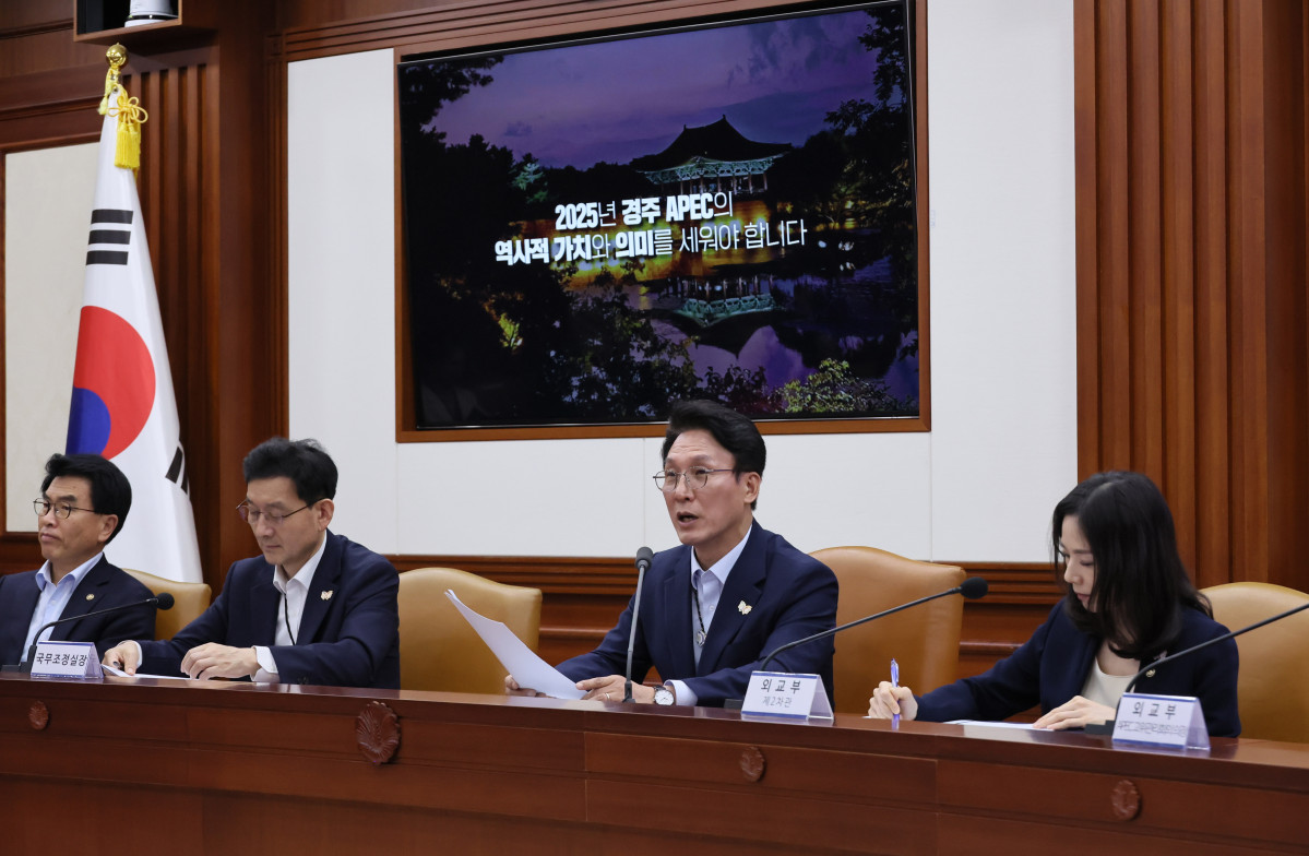 ▲김민석 국무총리가 23일 서울 종로구 정부서울청사에서 열린 APEC 정상회의 종합점검회의에서 'K-APEC! 결국 국민이 합니다'를 주제로 기조 발제를 하고 있다. (연합뉴스)