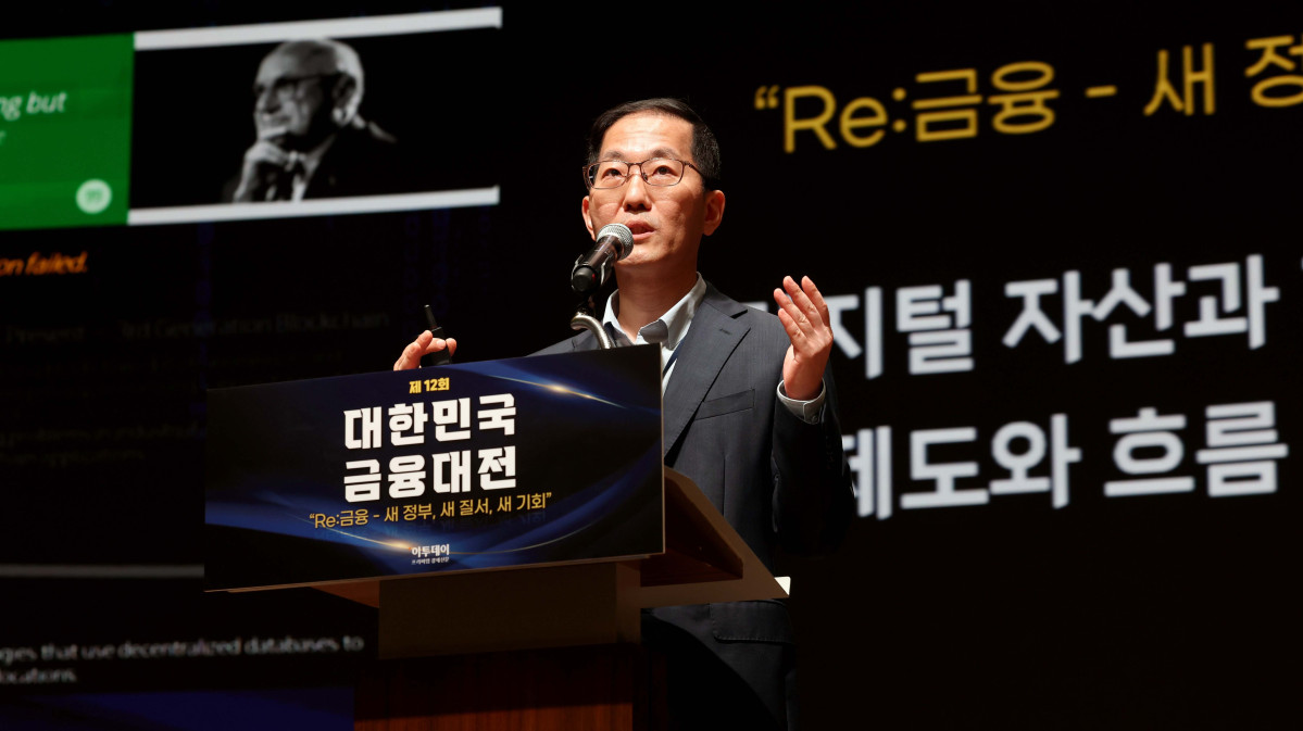▲이동기 딜로이트컨설팅 그룹장이 23일 서울 중구 대한상공회의소에서 열린 ‘제12회 대한민국 금융대전’에서 ‘디지털 자산과 가상자산의 방향성: 제도화 흐름 속 금융권의 전략’을 주제로 발표하고 있다. 이투데이가 ‘Re:금융 – 새정부, 새질서, 새기회’를 주제로 마련한 이번 행사는 디지털 전환, ESG 확산, 자산시장의 구조적 변화라는 큰 흐름 속에서 새 정부의 금융정책 방향을 공유하고, 이에 대한 금융회사들의 대응 전략을 다각도로 분석하는 자리다. 신태현 기자 holjjak@