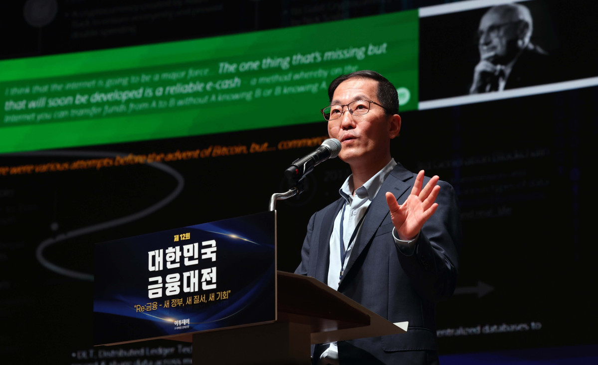 ▲이동기 딜로이트컨설팅 그룹장이 23일 서울 중구 대한상공회의소에서 열린 ‘제12회 대한민국 금융대전’에서 ‘디지털 자산과 가상자산의 방향성: 제도화 흐름 속 금융권의 전략’을 주제로 발표하고 있다. 이투데이가 ‘Re:금융 – 새정부, 새질서, 새기회’를 주제로 마련한 이번 행사는 디지털 전환, ESG 확산, 자산시장의 구조적 변화라는 큰 흐름 속에서 새 정부의 금융정책 방향을 공유하고, 이에 대한 금융회사들의 대응 전략을 다각도로 분석하는 자리다. 신태현 기자 holjjak@