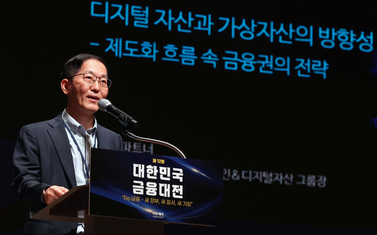 ▲이동기 딜로이트컨설팅 그룹장이 23일 서울 중구 대한상공회의소에서 열린 ‘제12회 대한민국 금융대전’에서 ‘디지털 자산과 가상자산의 방향성: 제도화 흐름 속 금융권의 전략’을 주제로 발표하고 있다. 이투데이가 ‘Re:금융 – 새정부, 새질서, 새기회’를 주제로 마련한 이번 행사는 디지털 전환, ESG 확산, 자산시장의 구조적 변화라는 큰 흐름 속에서 새 정부의 금융정책 방향을 공유하고, 이에 대한 금융회사들의 대응 전략을 다각도로 분석하는 자리다. 신태현 기자 holjjak@